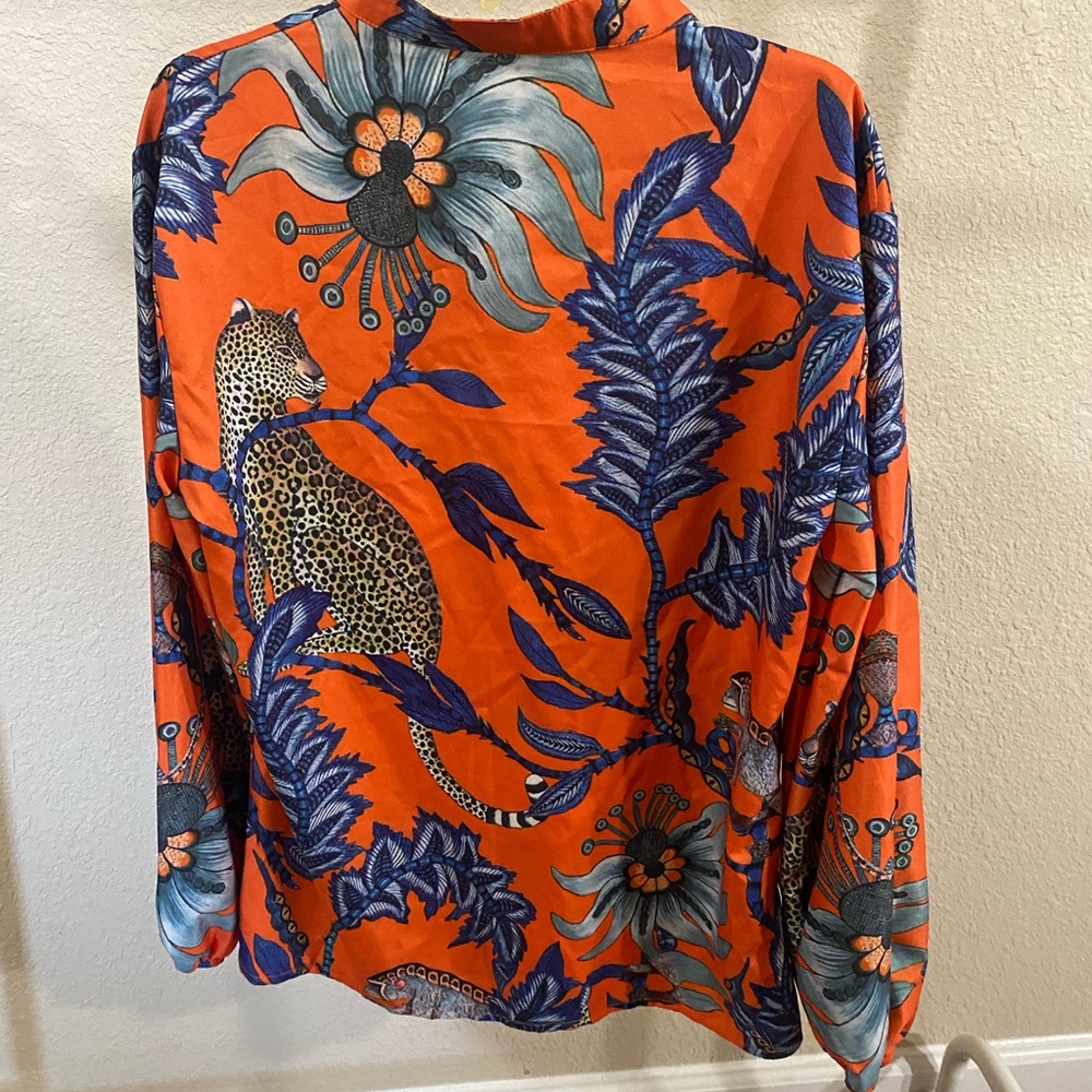 Vibrant button down shirt, size small. Gently used. Great condition.